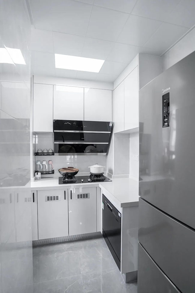 50㎡二居室，用純白主色調(diào)打造高級極簡風(fēng)的浪漫